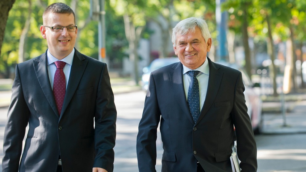 Minister pôdohospodárstva Ľubomír Jahnátek prišiel na rokovanie vlády pešo.