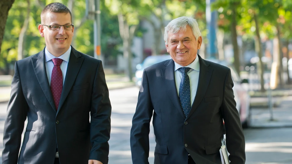 Minister pôdohospodárstva Ľubomír Jahnátek prišiel na rokovanie vlády pešo.
