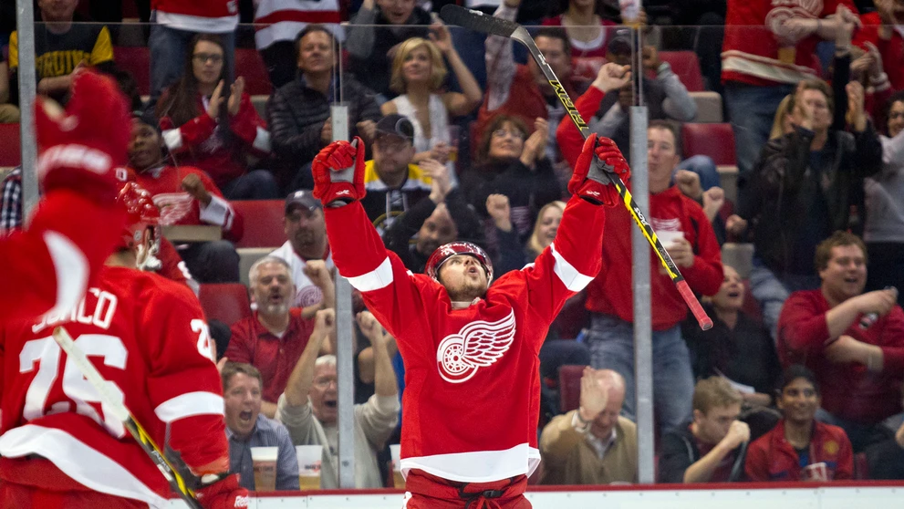 Hokejista Detroitu Red Wings Tomáš Tatar (vpravo) sa teší so svojím spoluhráčom a krajanom Tomášom Jurčom z gólu do siete Boston