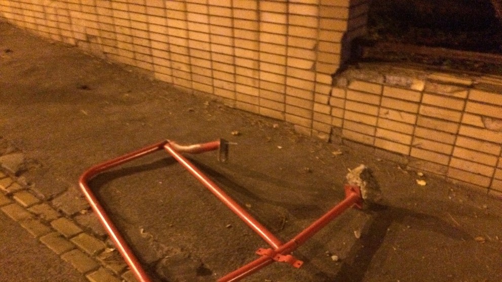 Prevrátené auto na strechce