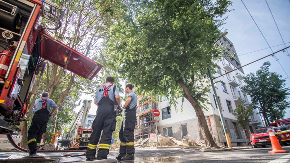Hasiči na Žilinskej ulici v Bratislave, kde horela izolácia.