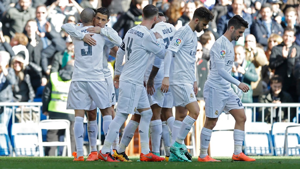 Vľavo Pepe sa teší s Ronaldom po góle do siete Celta Vigo.