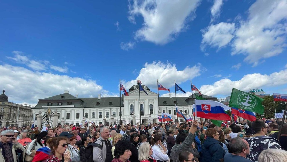 Protest pred Prezidentským palácom proti opatreniam