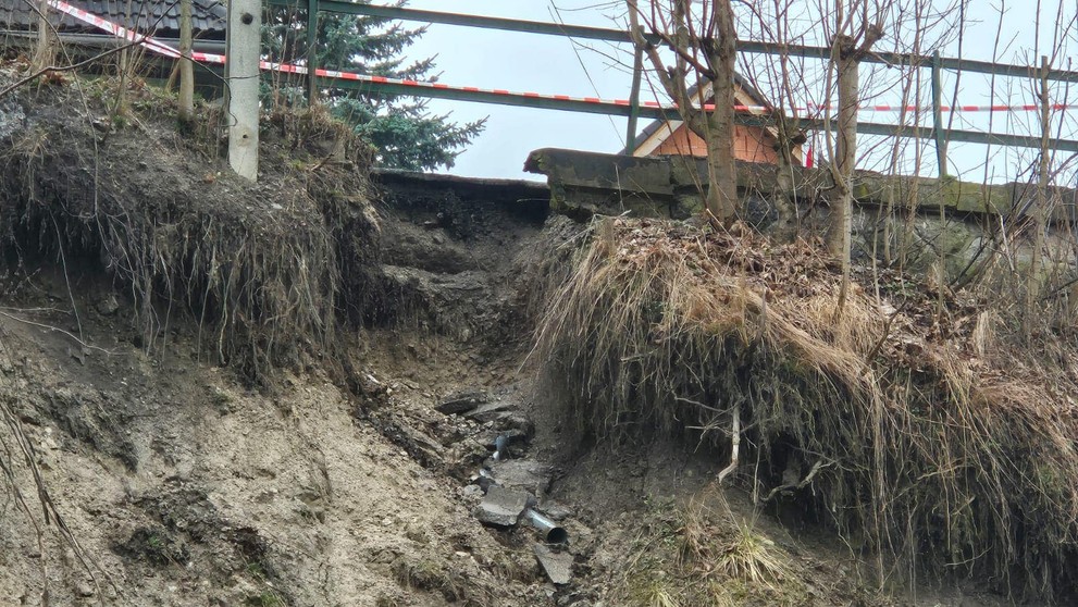 Pre zosuv pôdy v Ružomberku vyhlásili mimoriadnu situáciu.