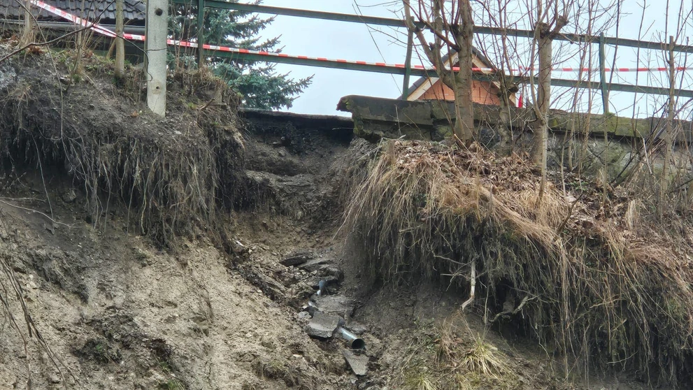 Pre zosuv pôdy v Ružomberku vyhlásili mimoriadnu situáciu.