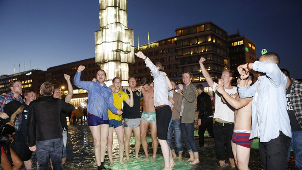 Švédski fanúšikovia sa tešia z víťazstva národného tímu hráčov do 21 rokov na ME vo futbale v jednej z pražských fontán.