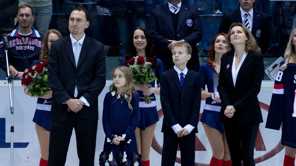 Miroslav Šatan s rodinou počas uvedenia do Siene slávy Slovana Bratislava.