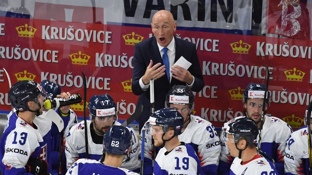 Slovenská striedačka (hore tréner reprezentácie Craig Ramsay) v dueli MS 2018 proti Švajčiarsku.