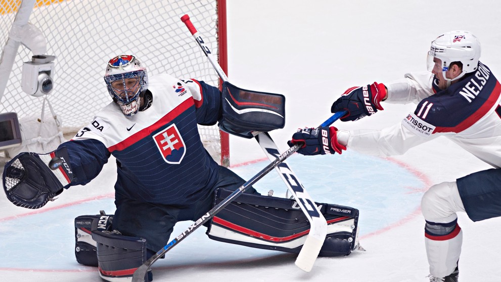 Július Hudáček zasahuje proti Brock Nelsonovi.