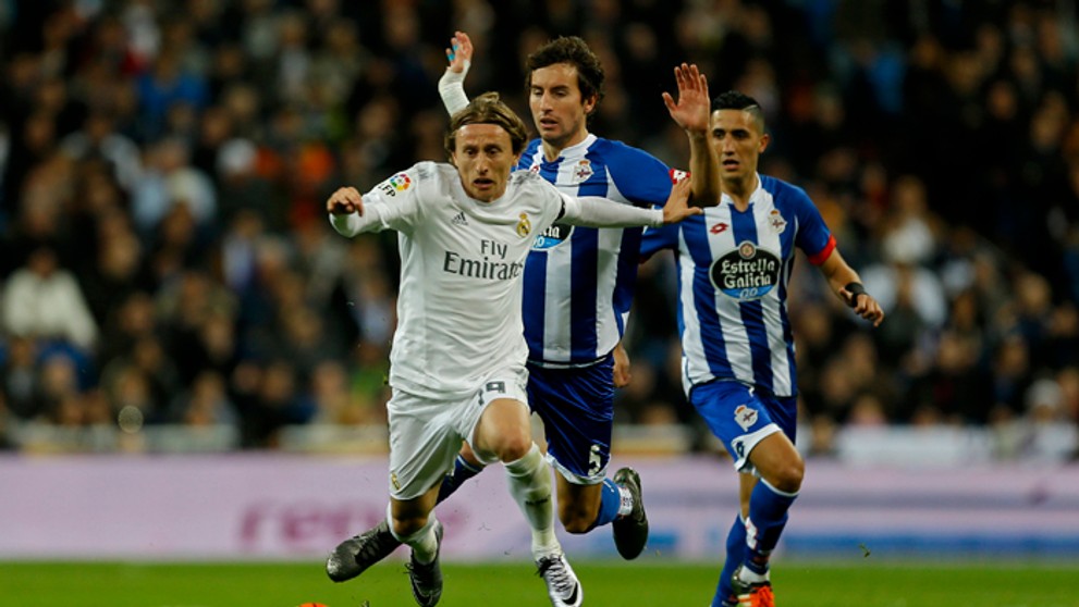 Luka Modrič (Real Madrid) a Pedro Mosquera (Deportivo La Coruña) vo súboji o loptu.