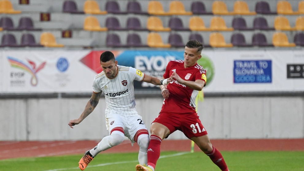 Vľavo hráč Trnavy Kristián Koštrna a hráč Banskej Bystrice Martin Rymarenko v zápase 13. kola Fortuna ligy.