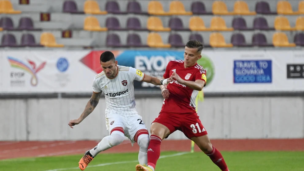 Vľavo hráč Trnavy Kristián Koštrna a hráč Banskej Bystrice Martin Rymarenko v zápase 13. kola Fortuna ligy.
