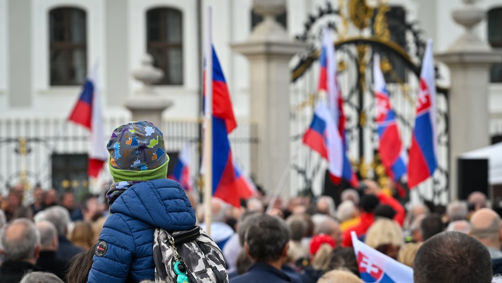 Účastníci verejného zhromaždenia na podporu Rudolfa Huliaka pred Prezidentským palácom.