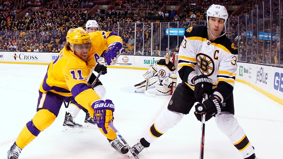 Obranca Bostonu Zdeno Chára, vľavo slovinský útočník LA Kings Anže Kopitar. 