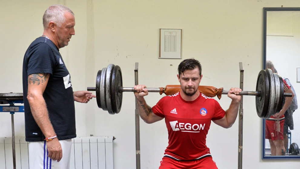 Na cvičiaceho Tomáša Tatar sa prizerá tréner AS Trenčín Ivan Vrabec.