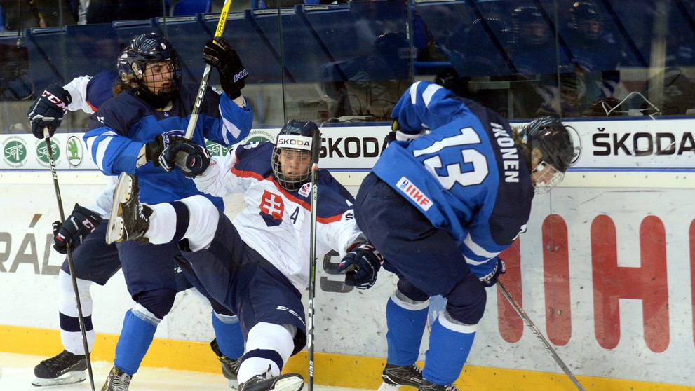 Slovenský reprezentant do 18 rokov Adam Líška (v strede) bojuje o puk s Fínmi Jonim Ikonenom (vpravo) a Eerom Teräväinenom na MS