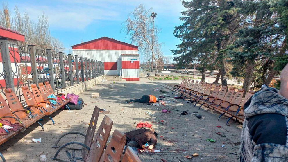 Na snímke mŕtve telá ležia na zemi po ruskom raketovom útoku na železničnú stanicu v meste Kramatorsk.