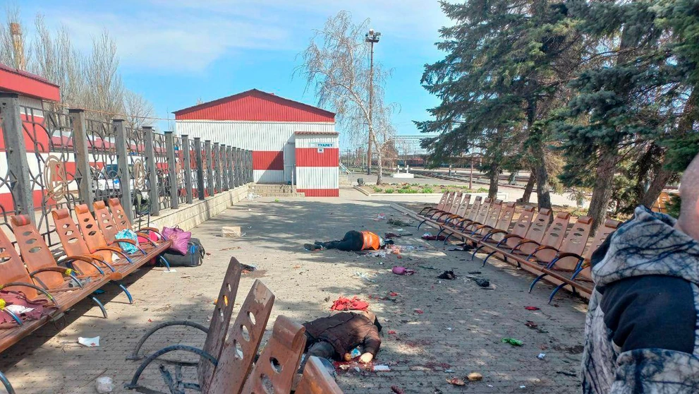 Na snímke mŕtve telá ležia na zemi po ruskom raketovom útoku na železničnú stanicu v meste Kramatorsk.