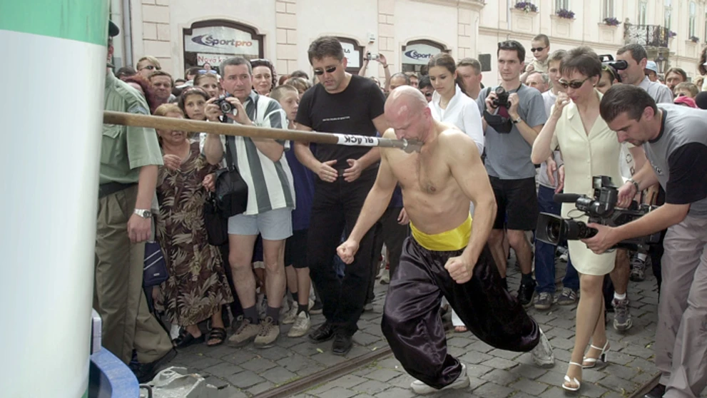 Róbert Mikula 9. marca 2006 s putami na rukách, kde senát ŠTS rozhodoval o jeho väzbe.