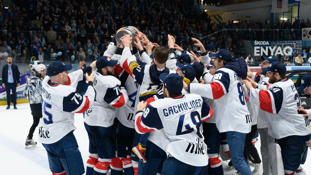 Na snímke radosť hráčov HC Slovan po zisku titulu.