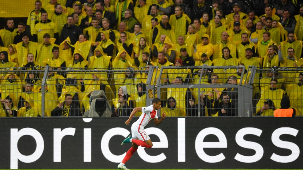 Kylian Mbappé z Monaca oslavuje svoj gól pred fanúšikmi Dortmundu vo štvrťfinále LM.