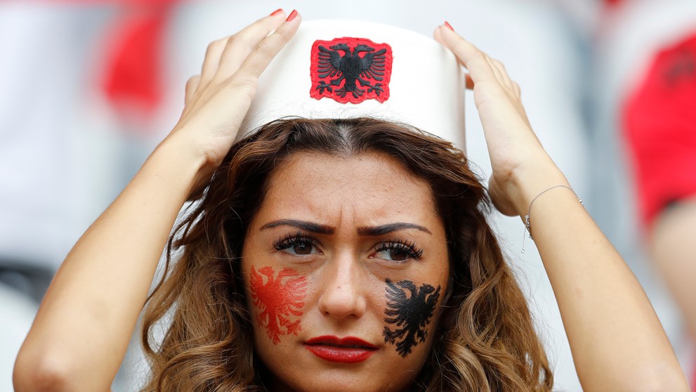 Fanúšička Albánska počas ME vo futbale.