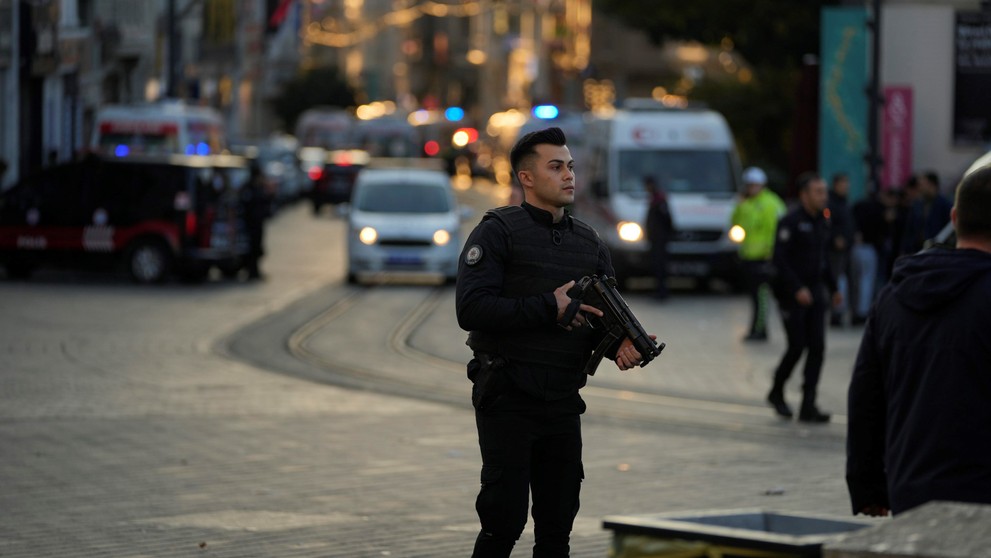 Ulicu, na ktorej došlo k výbuchu, hermeticky uzavrela polícia.
