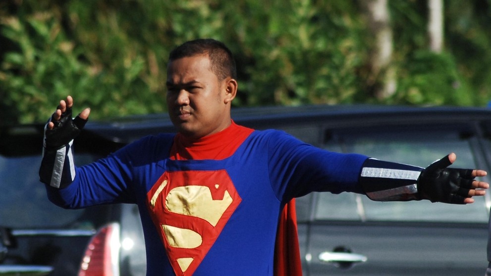 Policajt "Superman" v Indonézii