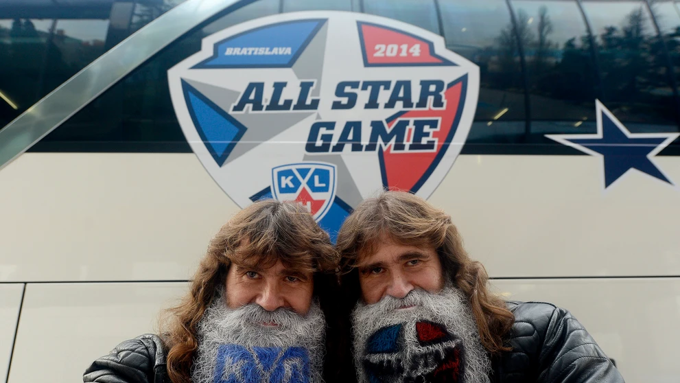 Na snímke najznámejší fanúšikovia Slovana Bratislava - dvojičky Róbert a Ľudovít - pózujú pred Zápasom hviezd KHL.