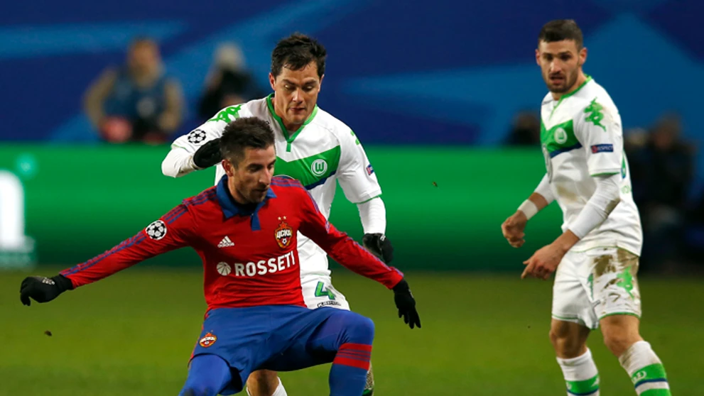 Vzadu Marcel Schaefer (Wolfsburg) bojuje o loptu so Zoranom Tošičom (CSKA Moskva).