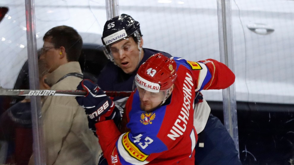 Rus Valeri Ničuškin (vpredu) bojuje o puk s Fínom Atte Ohtamom v zápase o bronz na MS 2017.