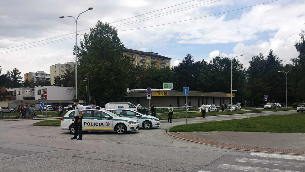 Polícia zasahuje vo Vrútkach po útoku na škole.