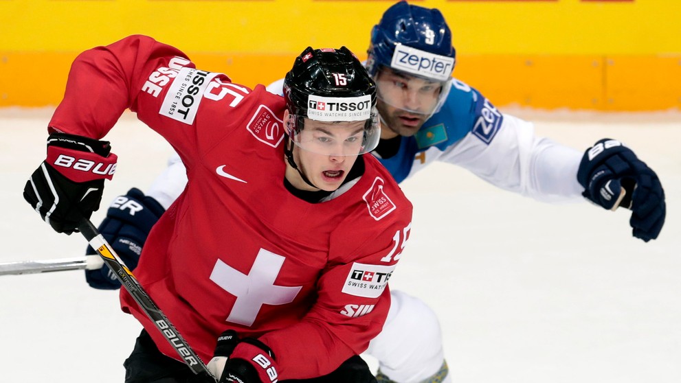 Švajčiar Gregory Hofmann počas duelu proti Kazachstanu na MS v Rusku.