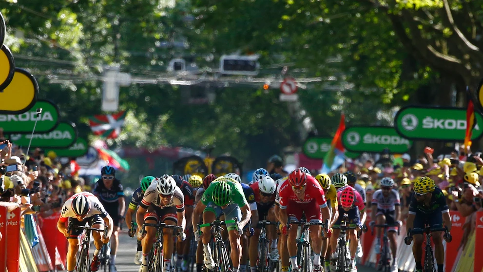 Peter Sagan (Tinkoff) víťazí v hromadnom šprinte v cieli 16. etapy Tour de France
