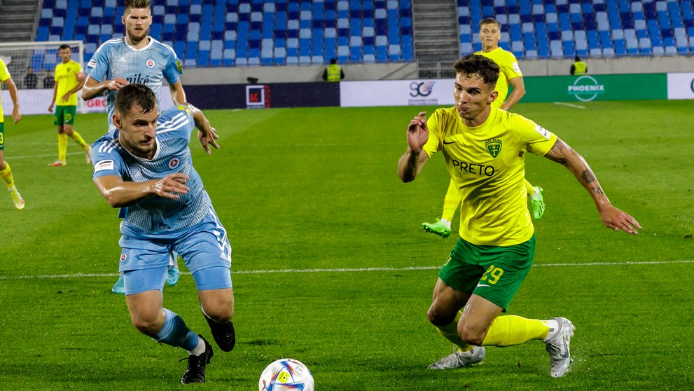 Na snímke zľava Richard Križan (ŠK Slovan Bratislava) a Dávid Ďuriš (MŠK Žilina)