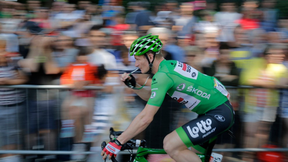 André Greipel v zelenom drese na 11. etape z Pau  do Cauterets.