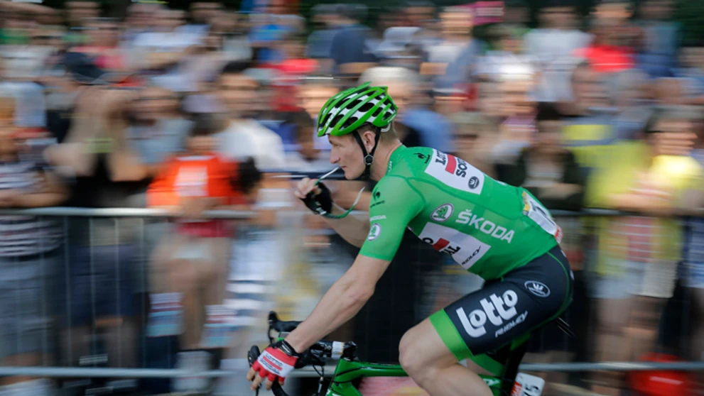 André Greipel v zelenom drese na 11. etape z Pau  do Cauterets.