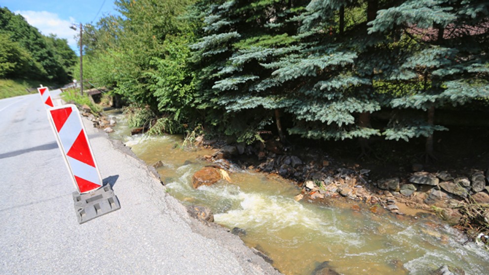 Pohľad do potoka pri poškodenej ceste medzi Kremnicou a obcou Kremnické Bane.