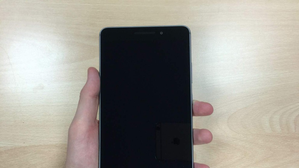 Phablet napriek svojej veľkosti dobre zapasuje do ruky