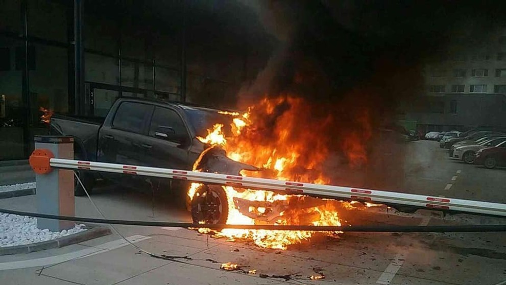 Vraky obhorených áut na Panónskej ulici.