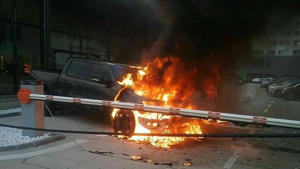 Vraky obhorených áut na Panónskej ulici.