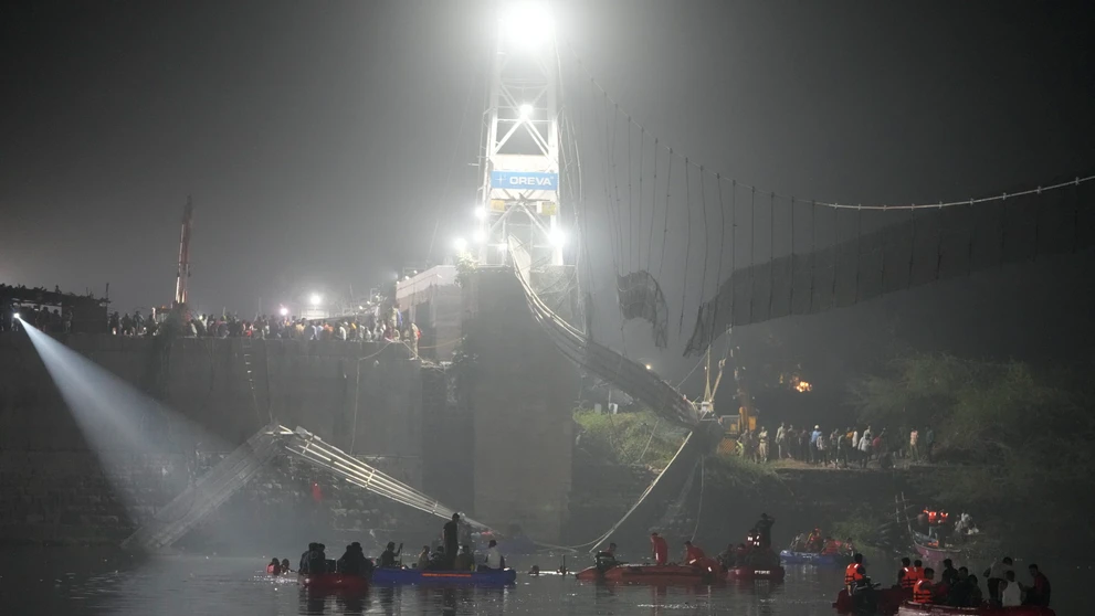 Pri páde visutého mosta pre chodcov do rieky v indickom meste Morbi v štáte Gudžarát zahynulo najmenej 141 ľudí.