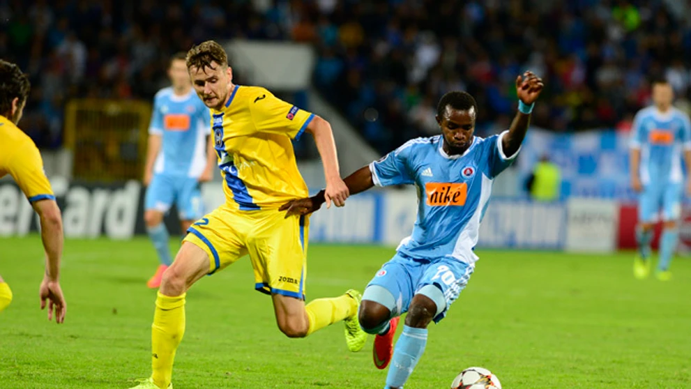 Vpravo Seydouba Soumah (Slovan) vľavo bráni Edgar Olechnovič (Borisov).