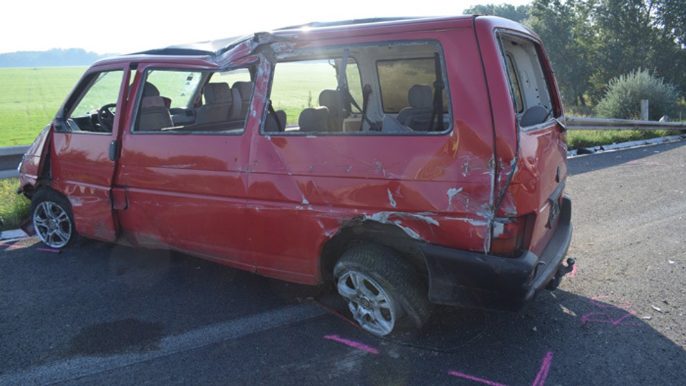 Rumunský mikrobus po zrážke s kamiónom pri Sekuliach.