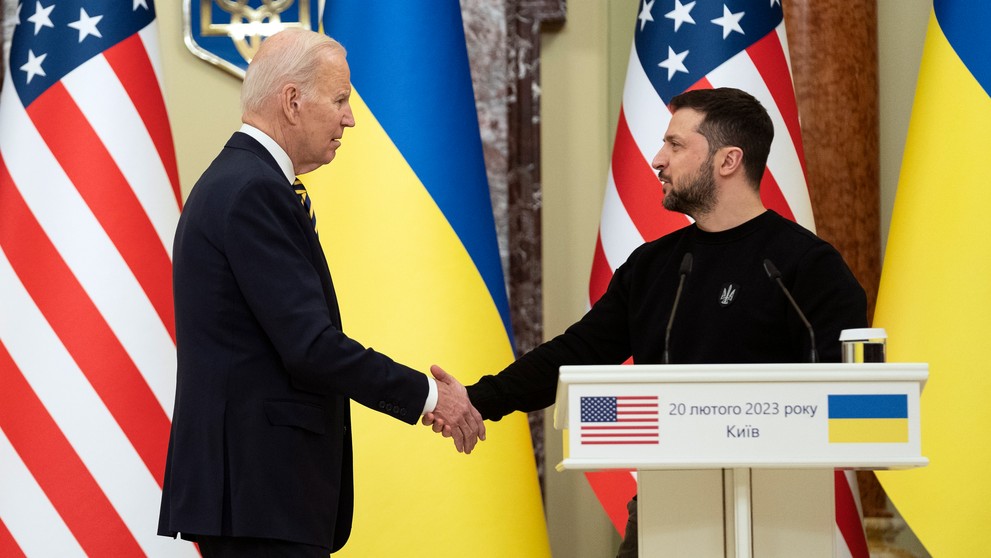 Na snímke zľava americký prezident Joe Biden a ukrajinský prezident Volodymyr Zelenský si podávajú ruky po počas tlačovej konferencie.