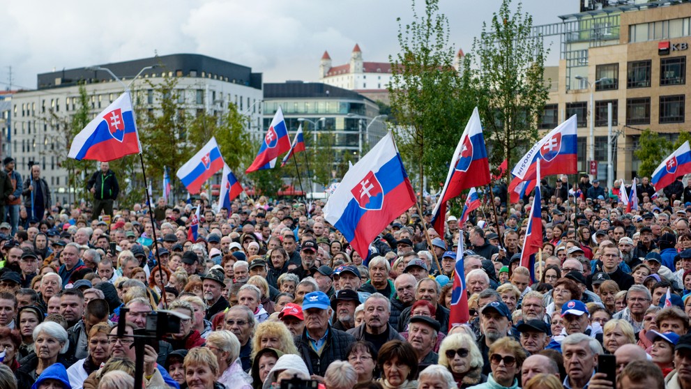 Účastníci protivládneho stretnutia občanov SR na Hodžovom námestí 20. septembra 2022 v Bratislave.