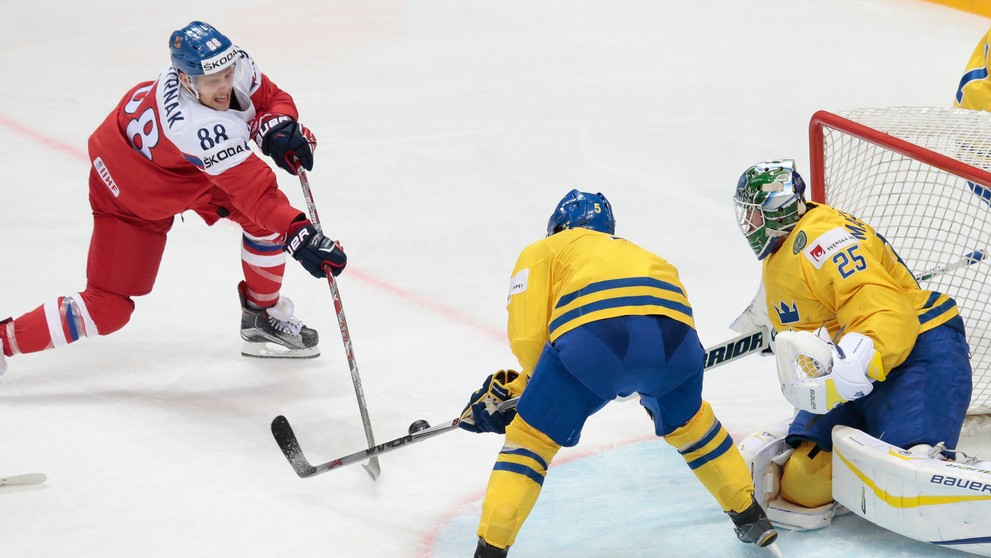 Čech David Pastrňák strieľa prvý gól svojho tímu do švédskej siete počas duelu na MS v Rusku.dam Larsson