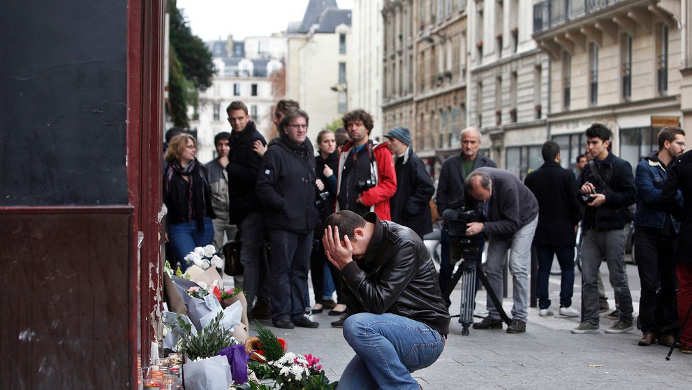 Kladenie kvetov za obete útokov pred reštauráciou Le Carillon v Paríži (vtedy a dnes)