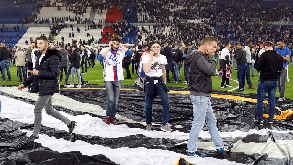 Fanúšikovia Lyonu a Besiktasu vtrhli na trávnik pred štvrťfinále EL.