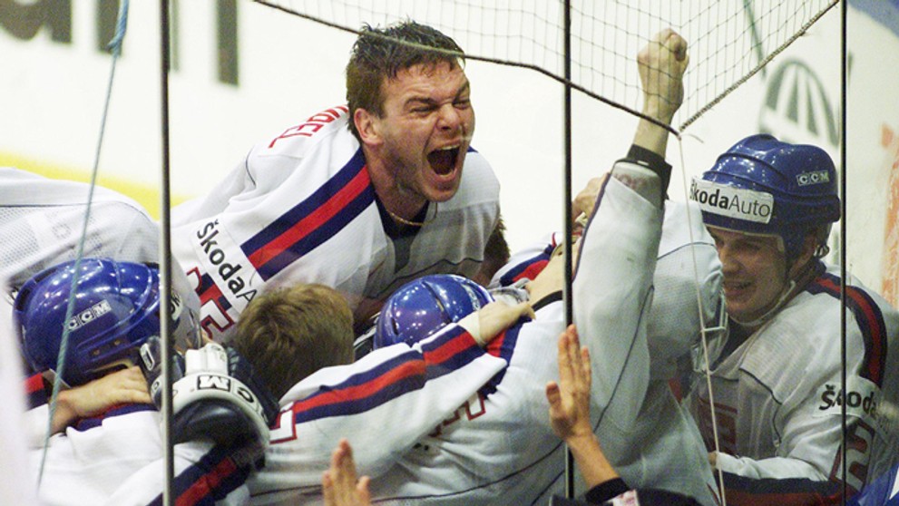 Zlatá radosť Jozefa Stümpela po záverečnom hvizde rozhodcu vo finále MS proti Rusku. (11. mája 2002)